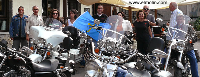 Amigos de Asturias y Barcelona con sus Harleys. Gracias por el paseo. Verano 2007.