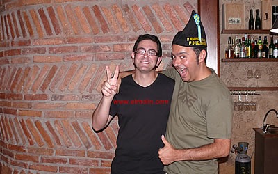 Pepe Colubi y Félix celebran la victoria de Kiko Vega en el Sella del 2007 en K-1 senior.