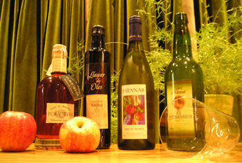 Sidra natural para escanciar, sidra natural filtrada, vinagre de sidra del llagar de Oles y licor de manzana Pomorum.