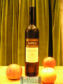 Sidra natural Zapica hecha por el lagar Buznego de Arroes, Gijón.